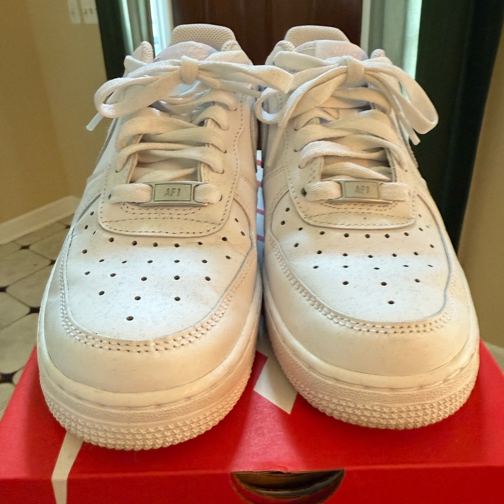 Nike Air Force 1 (AF1) ‘07 sneaker in white - size 8 women - barely worn! - Picture 2 of 6